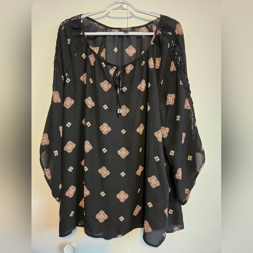 ❤️ Roz & Ali Black Patterned Semi-Sheer Top